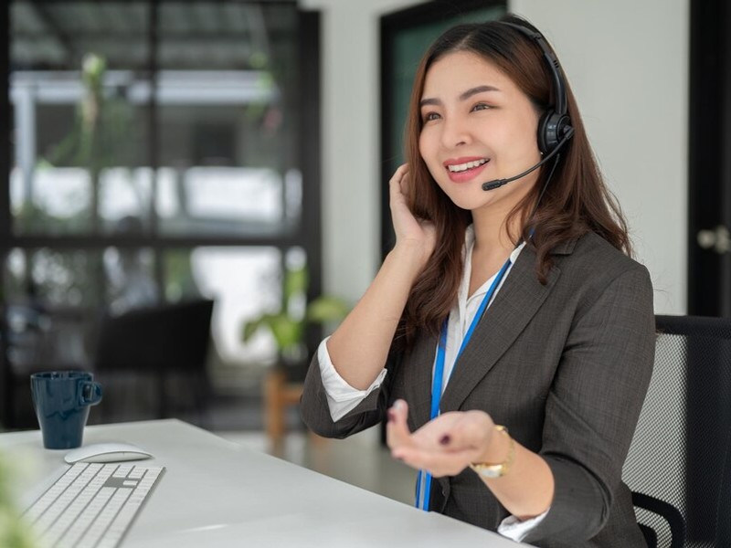 Hình ảnh nhân viên hỗ trợ khách hàng của 18win1 đang làm việc