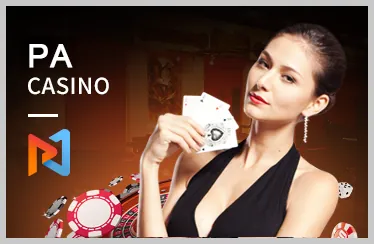 Đống tiền mặt và chip casino tượng trưng cho chiến thắng